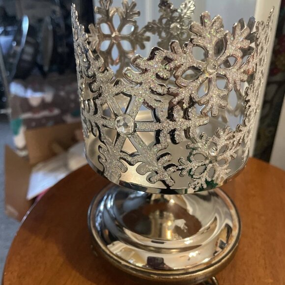 Bath & Body Works Crystal Glitter Snowflake Pedestal Silver 3 Wick Candle Holder - Picture 3 of 6